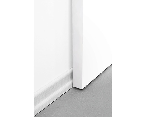 Plinthe en bois sur un mur