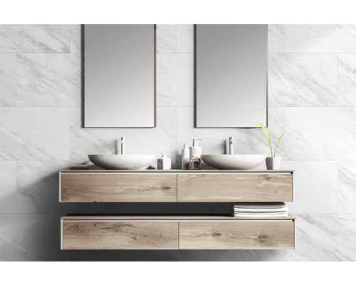 Salle de bains avec double vasque, miroirs et meuble bas en bois devant un mur en marbre