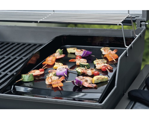 Grill mit Grillplatte und Gemüsespießen