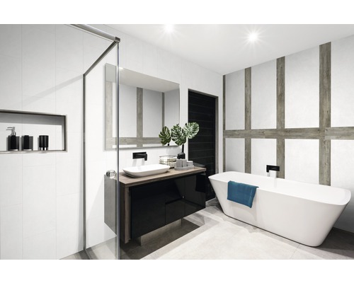 Salle de bain avec douche, lavabo, miroir et baignoire îlot