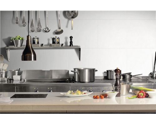 Cuisine avec ustensiles de cuisine, casseroles et ingrédients sur un plan de travail