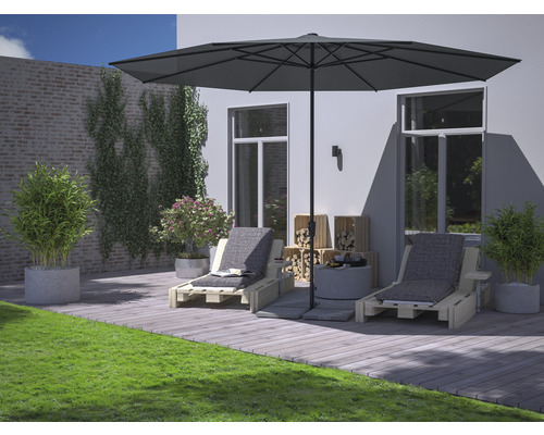 Extérieur avec parasol, mobilier de jardin et plantes pour terrasse ou jardin