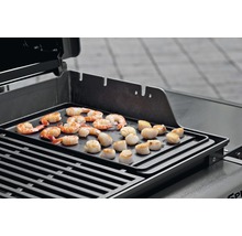 Gegrillte Garnelen und Jakobsmuscheln auf einer Grillplatte