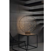 Lampe de table décorative avec lumières LED sur une table d''appoint