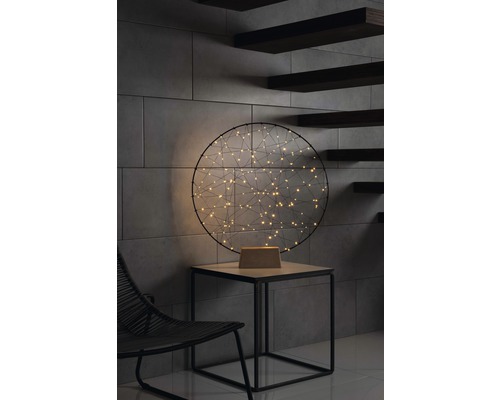 Lampe de table décorative avec lumières LED sur une table d''appoint