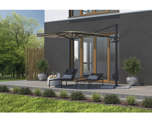 Terrasse mit Sonnenschirm, Liegestühlen und Pflanzenkübeln vor einem modernen Haus