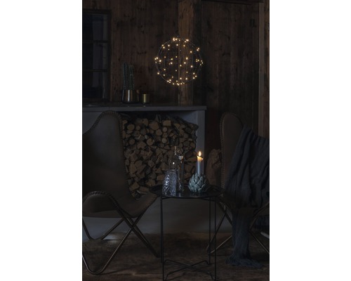 Salon avec décoration et bois de chauffage