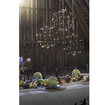 Table dressée de manière festive avec éclairage décoratif dans un intérieur.