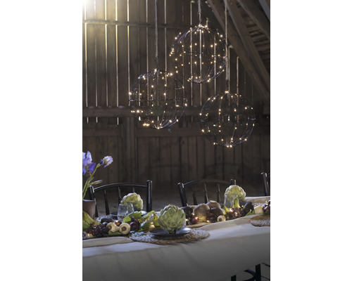 Table dressée de manière festive avec éclairage décoratif dans un intérieur.