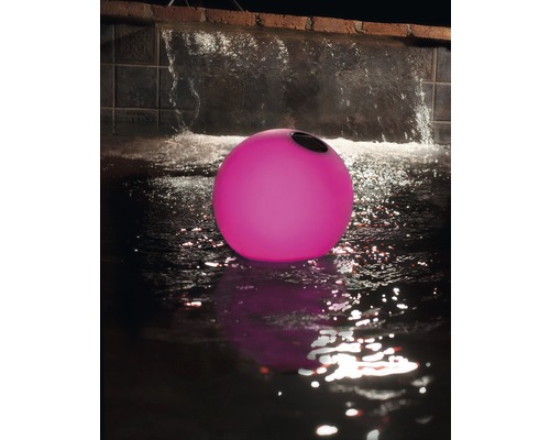 Leuchtende Kunststoffkugel mit Lautsprecher im Wasser