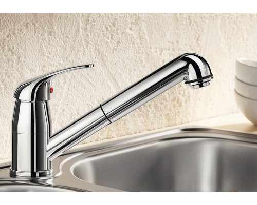 Robinet de cuisine chromé avec bec au-dessus de l''évier
