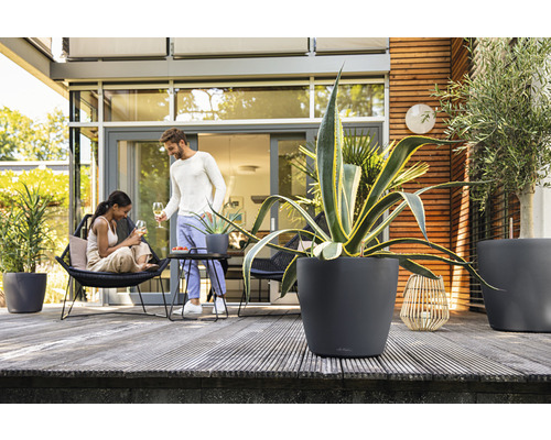 Terrasse avec pots de fleurs et personnes détendues
