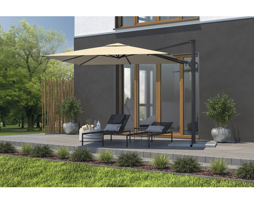 Szene mit Ampelschirm, Gartenliegen und Dekoration auf einer Terrasse