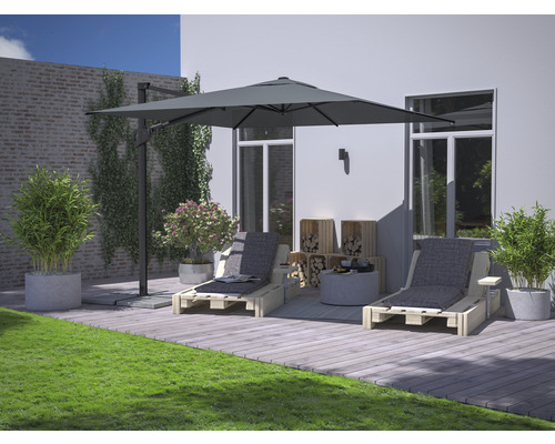 Scène de terrasse avec deux chaises longues en bois, parasol et décoration