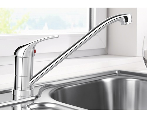 Robinet de cuisine en métal dans un évier