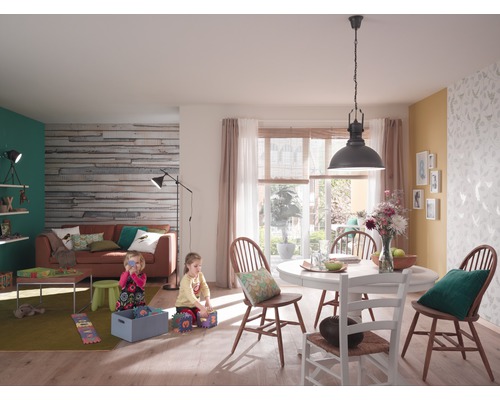 Salon avec table à manger, canapé, lampes et enfants qui jouent