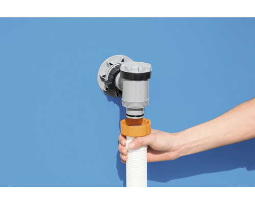 Installation d''une pompe de piscine avec raccord de tuyau à la piscine