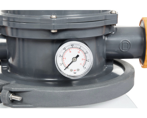 Détail d''une installation de filtration de piscine avec manomètre pour la mesure de la pression