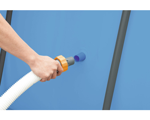 Anschliessen eines Poolschlauchs an einen Pool