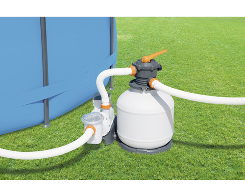 Sandfilteranlage neben einem Pool auf einer Rasenfläche