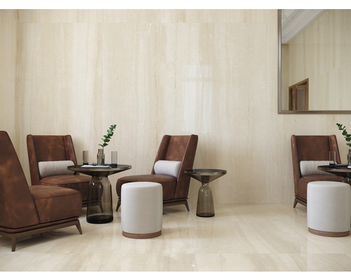 Carrelage beige au mur et au sol avec coin salon et miroir