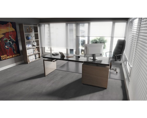 Bureau avec bureau, chaise de bureau, étagère et fenêtre avec stores