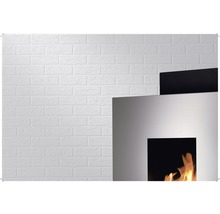 Dekorativer Kamin vor einer Backsteinwand