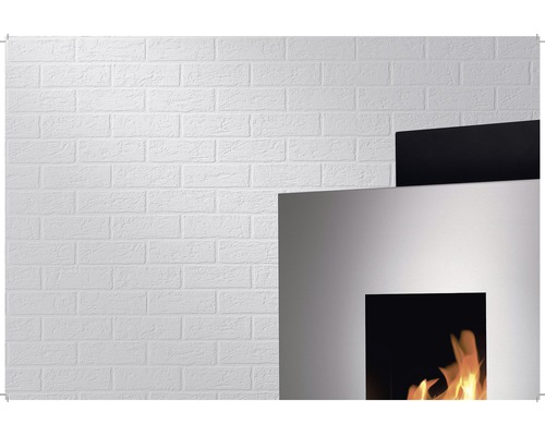 Cheminée décorative devant un mur de briques