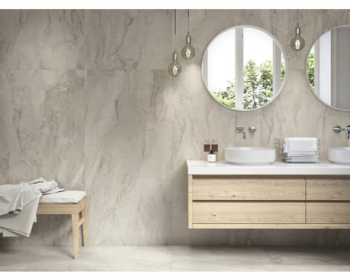 Salle de bains moderne avec carrelage en marbre, meuble-lavabo avec deux lavabos et miroirs ronds