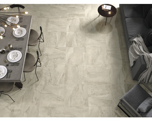 Carrelage de sol beige dans un espace de vie avec table à manger et coin salon.