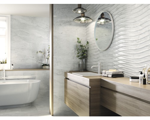 Modernes Badezimmer mit weißen Fliesen in Wellenoptik, Waschtisch aus Holz und ovalem Spiegel