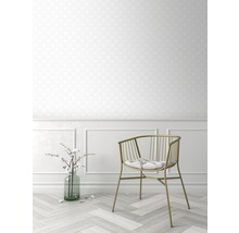 Szene mit Stuhl aus Metall, Vase mit Blüten und gemusterter Tapete