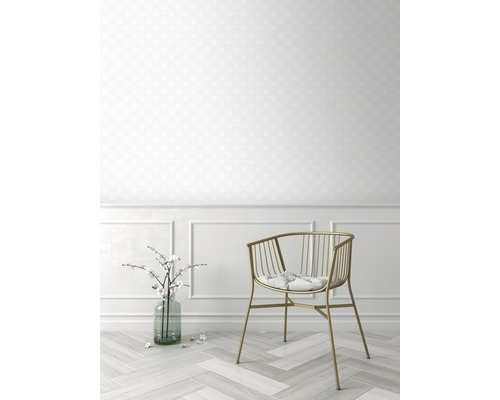 Szene mit Stuhl aus Metall, Vase mit Blüten und gemusterter Tapete