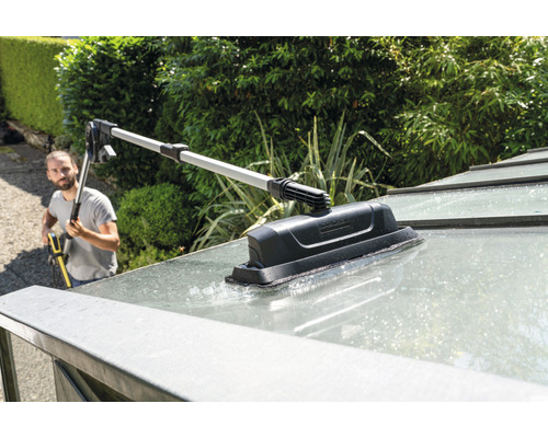 Lance télescopique Kärcher avec nettoyeur de surface en utilisation sur un toit