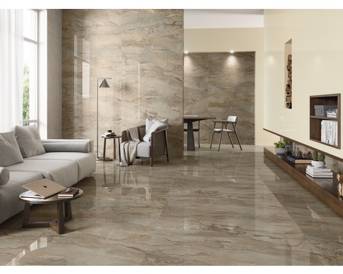 Heller Wohnraum mit Bodenfliesen in Marmoroptik, Sofa, Tisch und Stuhl.