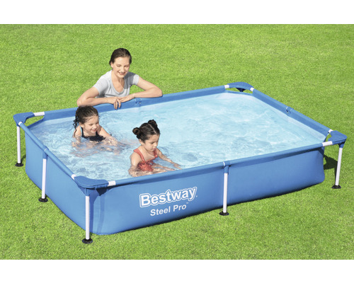 Piscine tubulaire Bestway rectangulaire avec des personnes sur une pelouse
