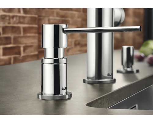 Distributeur de liquide vaisselle Blanco LATO laiton galvanique chrome 525808 Distributeur de savon Blanco en acier inoxydable à côté d''un lavabo