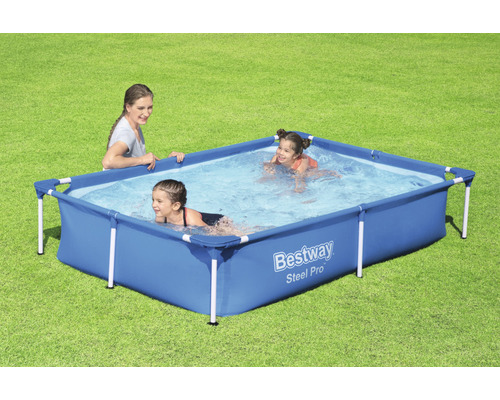 Piscine tubulaire gonflable Bestway Steel Pro avec mère et enfants dans le jardin