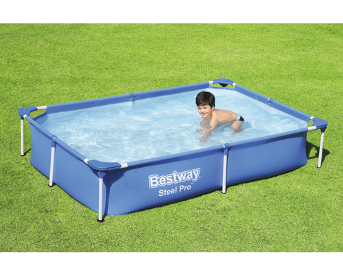 Piscine tubulaire Bestway Steel Pro avec enfant dans l''eau sur la pelouse