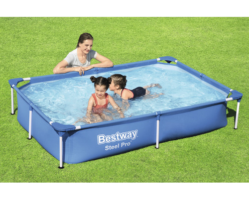 Piscine rectangulaire Bestway Steel Pro avec famille sur une pelouse.