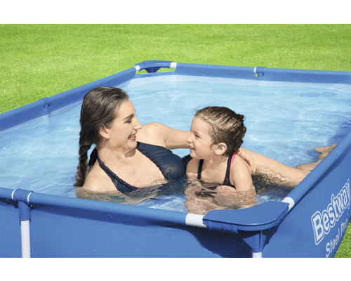 Femme et enfant dans une piscine à cadre en acier Bestway rectangulaire