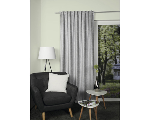 Espace de vie décoratif avec rideau, fauteuil, lampadaire et table d''appoint