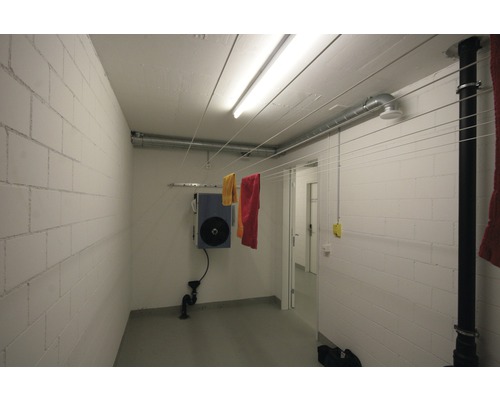 Cave avec étendoir à linge, serviettes et déshumidificateur