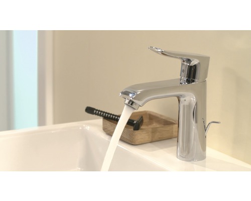 Verchromter Waschtischmischer mit laufendem Wasser und Rasierer