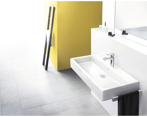 Helles Badezimmer mit Waschbecken, Armatur, Spiegel und Handtuchhalter