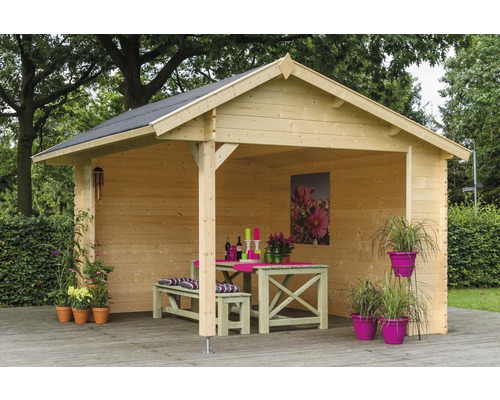 Pavillon en bois avec table et banc dans le jardin.