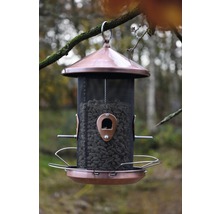 Vogelhaus aus Metall mit Futtermittel hängt an einem Ast