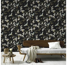 Raumansicht mit Tapete mit Kranich- und Blütenmuster