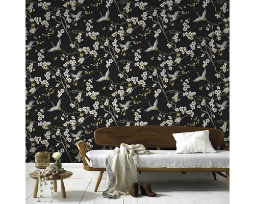 Raumansicht mit Tapete mit Kranich- und Blütenmuster