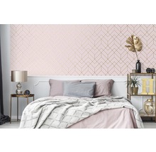 Chambre avec lit et papier peint géométrique rose et or